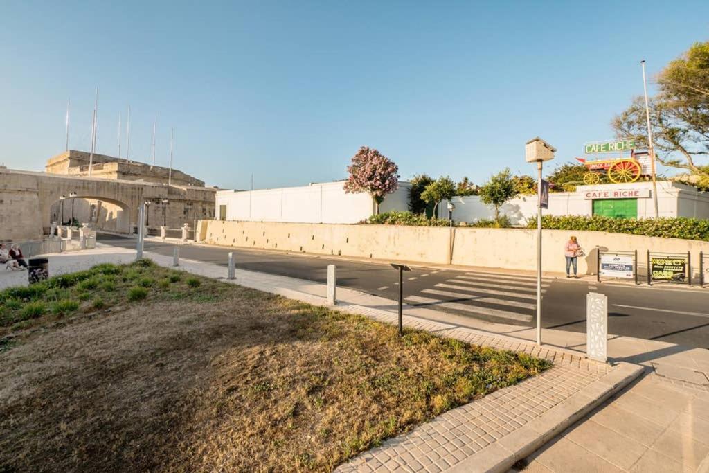 Vittoriosa' Seafront 2 Bed Highly Furnished Apartment Luaran gambar
