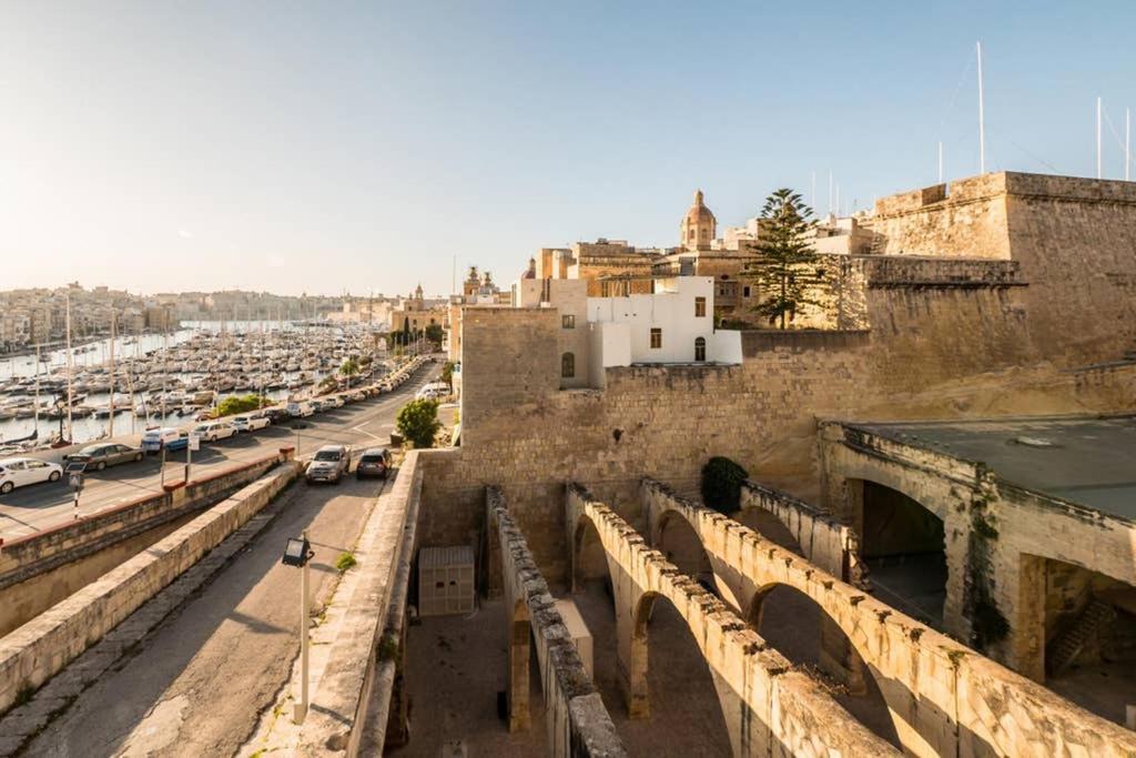Vittoriosa' Seafront 2 Bed Highly Furnished Apartment Luaran gambar